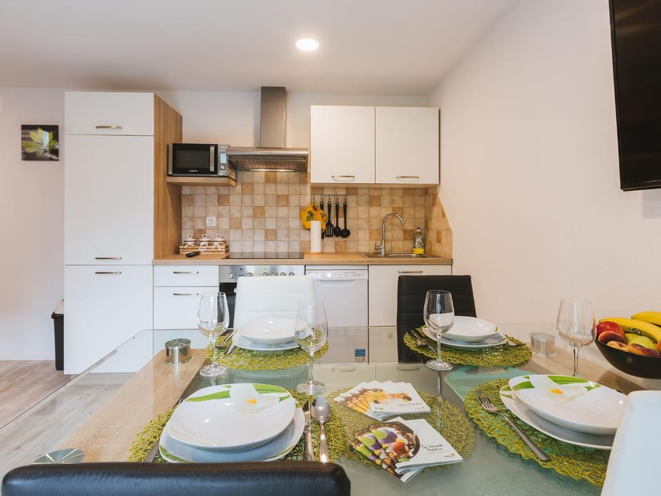 Kitchen or kitchenette, Dining area, Food, kitchen