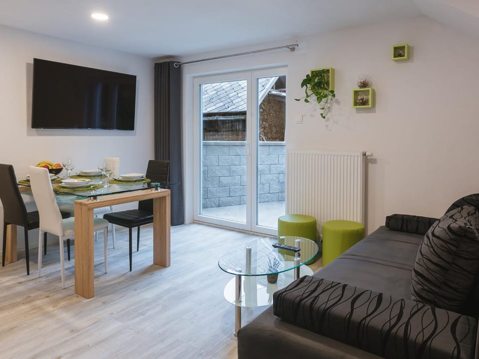 TV and multimedia, Kitchen or kitchenette, Living room, Seating area, Dining area