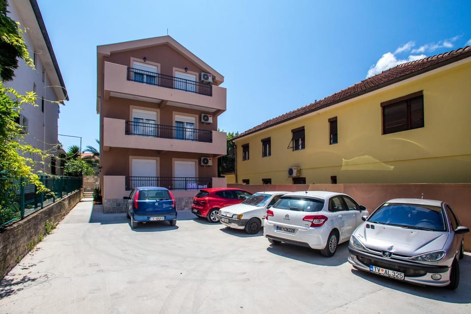 Property building, Facade/entrance