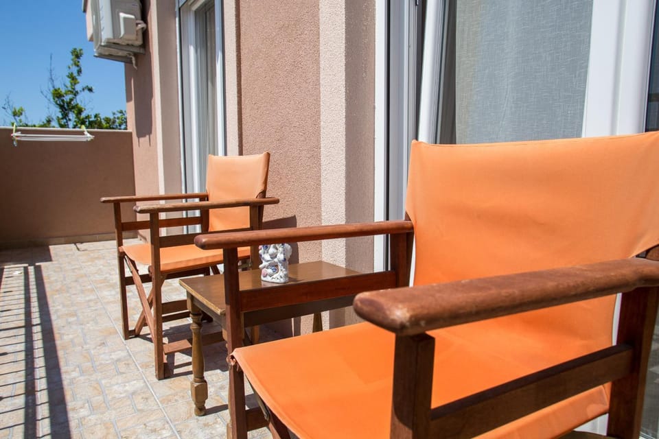 Balcony/Terrace, Seating area, City view, Landmark view, Mountain view, Sea view, Street view, Quiet street view