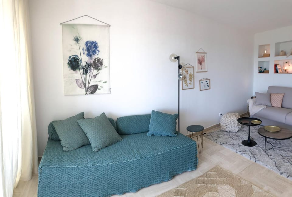 Bed, Living room, Bedroom