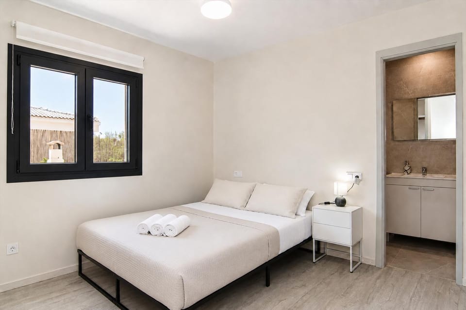 Bed, Bathroom, Bedroom
