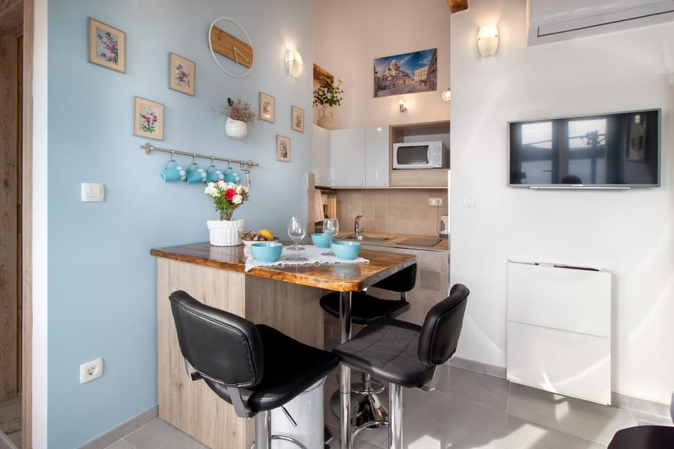 Coffee/tea facilities, Kitchen or kitchenette, Dining area