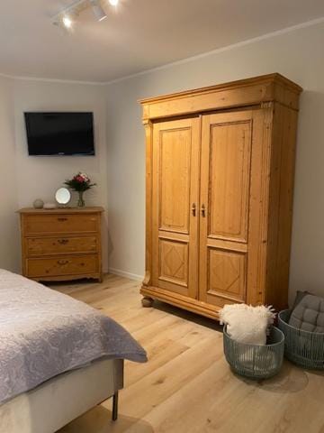 Bed, TV and multimedia, Photo of the whole room, Bedroom, wardrobe