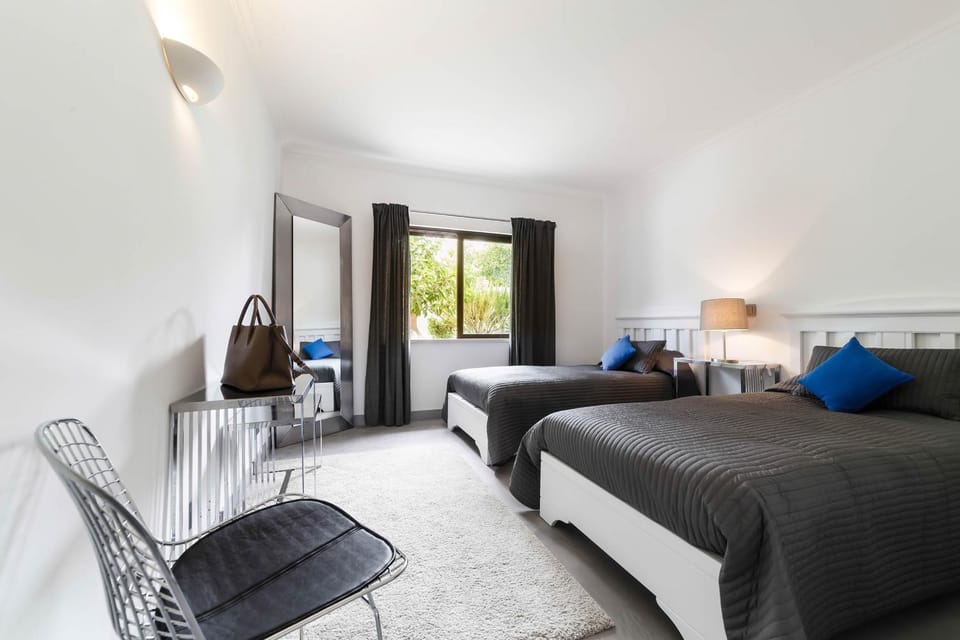 Bed, Photo of the whole room, Family
