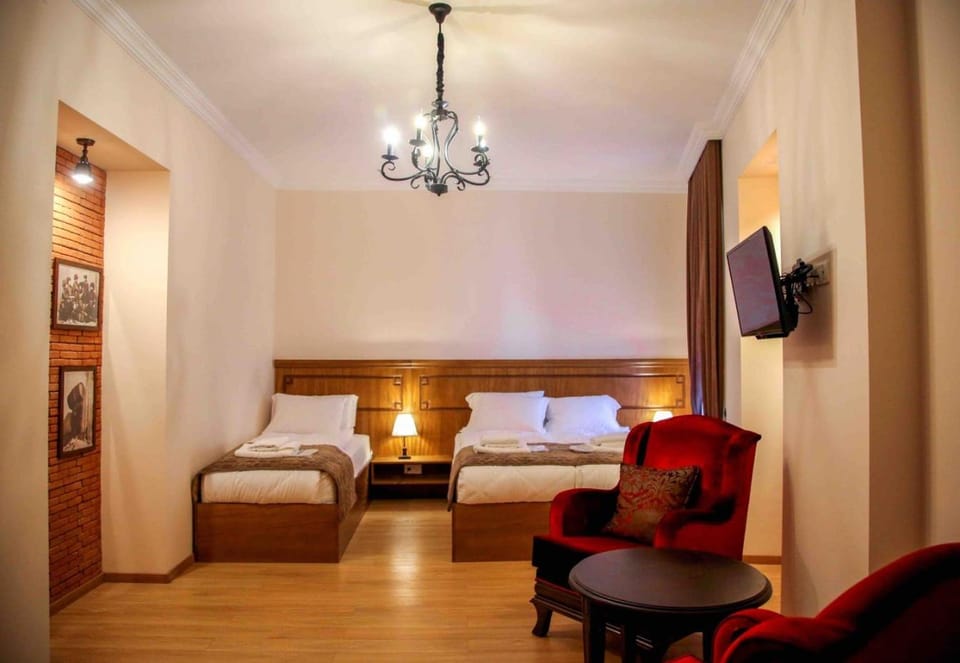 Bed, TV and multimedia, Photo of the whole room, Bedroom