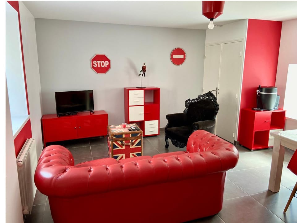 Living room, internet, storage