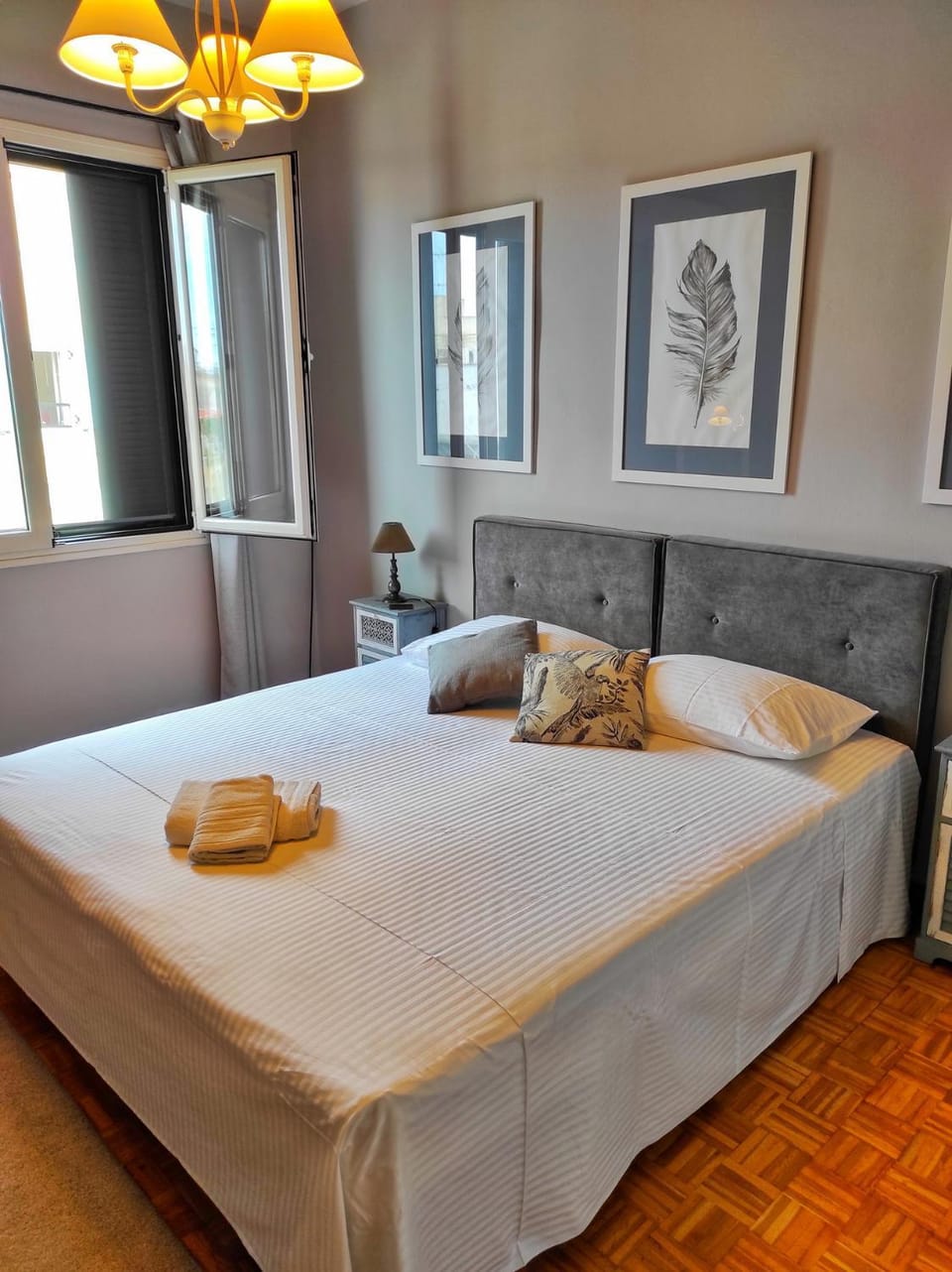 Bed, Photo of the whole room, Bedroom, towels