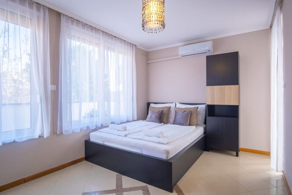 Bed, Living room, Photo of the whole room
