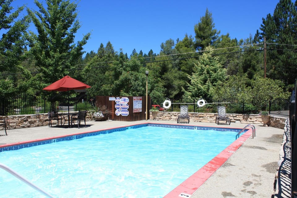 Day, Swimming pool