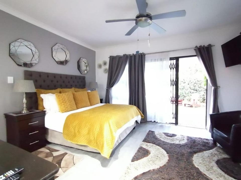 Photo of the whole room, Decorative detail