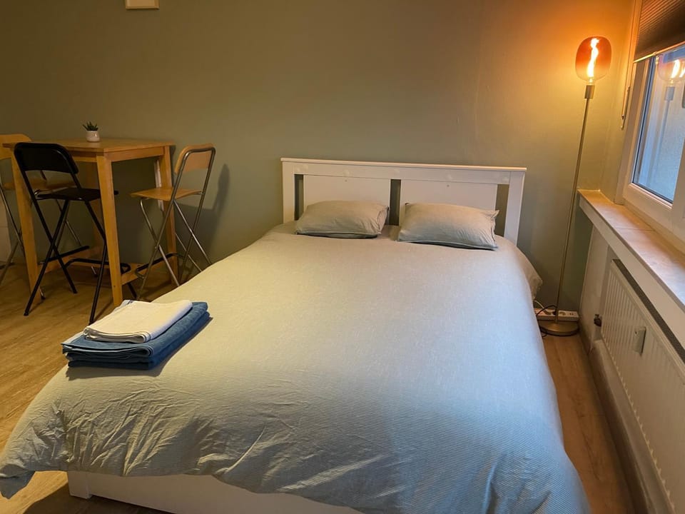 Bed, towels