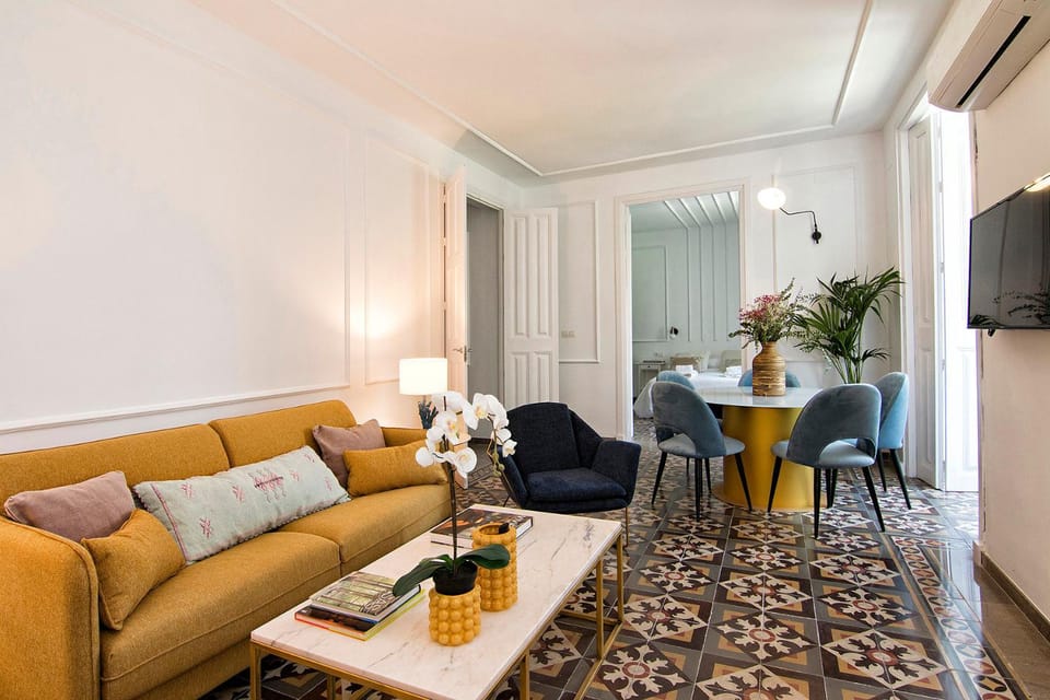 TV and multimedia, Living room, Seating area, Dining area