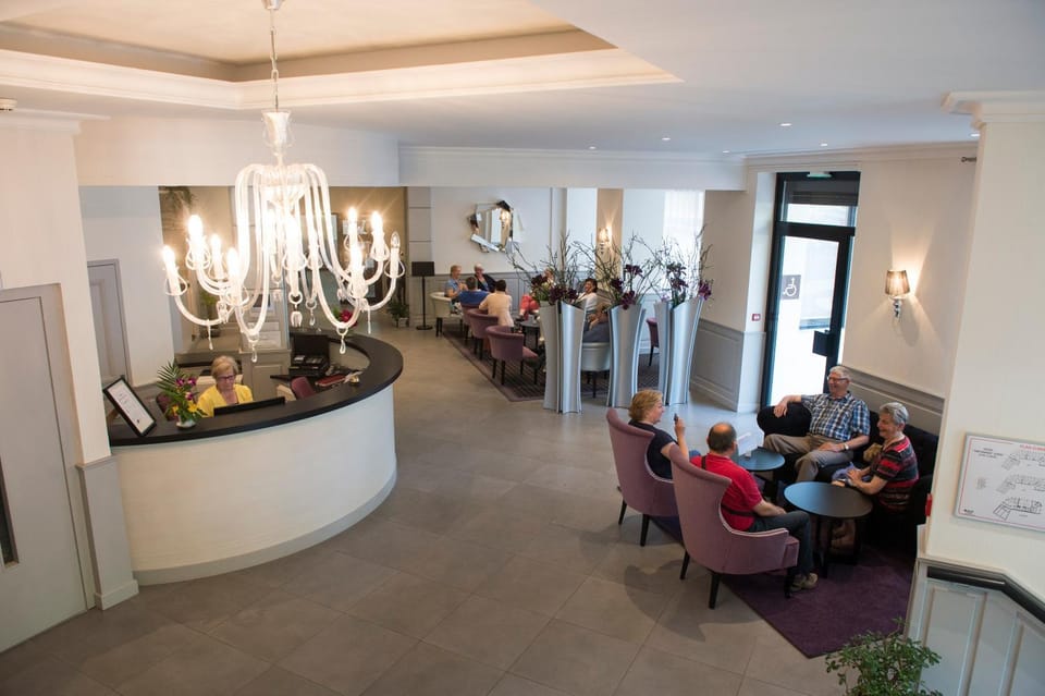 Lobby or reception, Lobby or reception, group of guests