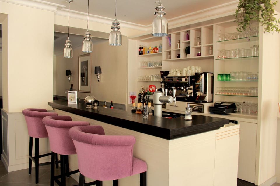 Lounge or bar, Lounge or bar