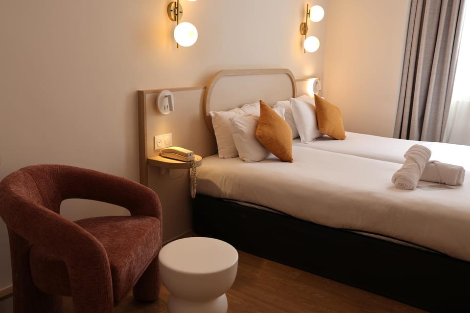 Bed, Decorative detail, Seating area