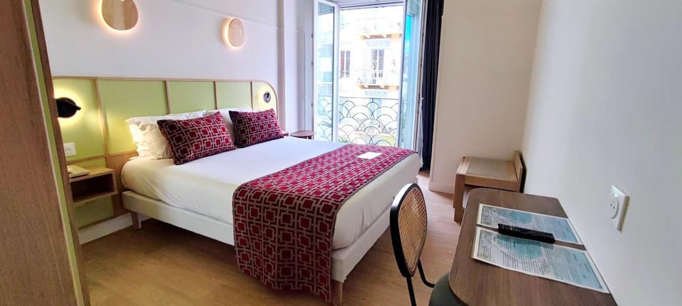 Bed, Photo of the whole room, City view