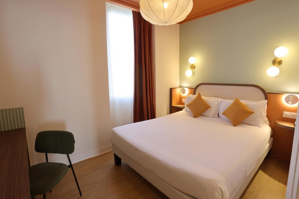 Bed, Decorative detail, Seating area