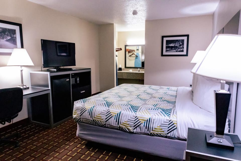 Bed, TV and multimedia, Bedroom, minibar