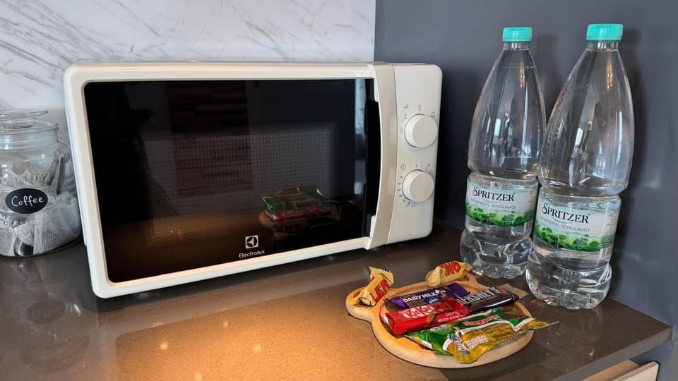 Kitchen or kitchenette, Food and drinks, Food, Drinks, microwave