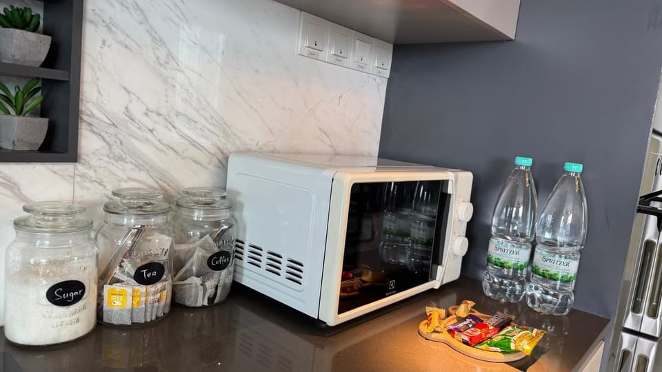 Kitchen or kitchenette, Food and drinks, Food, Drinks, microwave