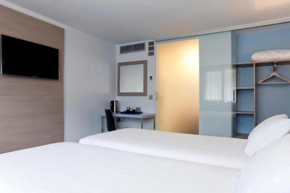 Bed, TV and multimedia, Photo of the whole room, Bedroom
