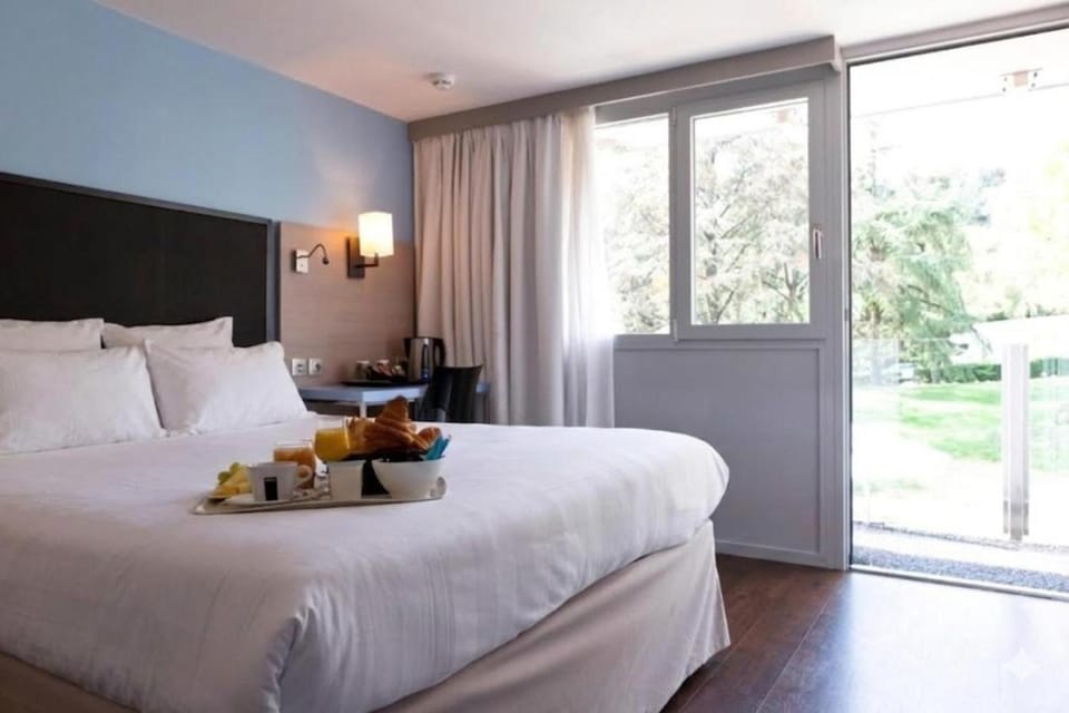 Bed, Photo of the whole room, Bedroom, Food