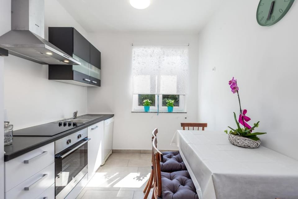 Kitchen or kitchenette, Seating area