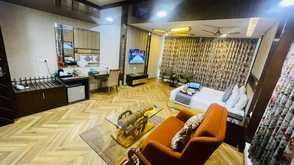 Bed, TV and multimedia, Photo of the whole room, Seating area, Bedroom