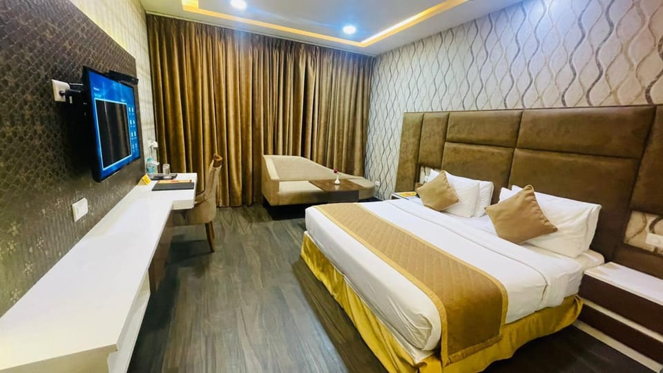 Bed, TV and multimedia, Photo of the whole room, Bedroom