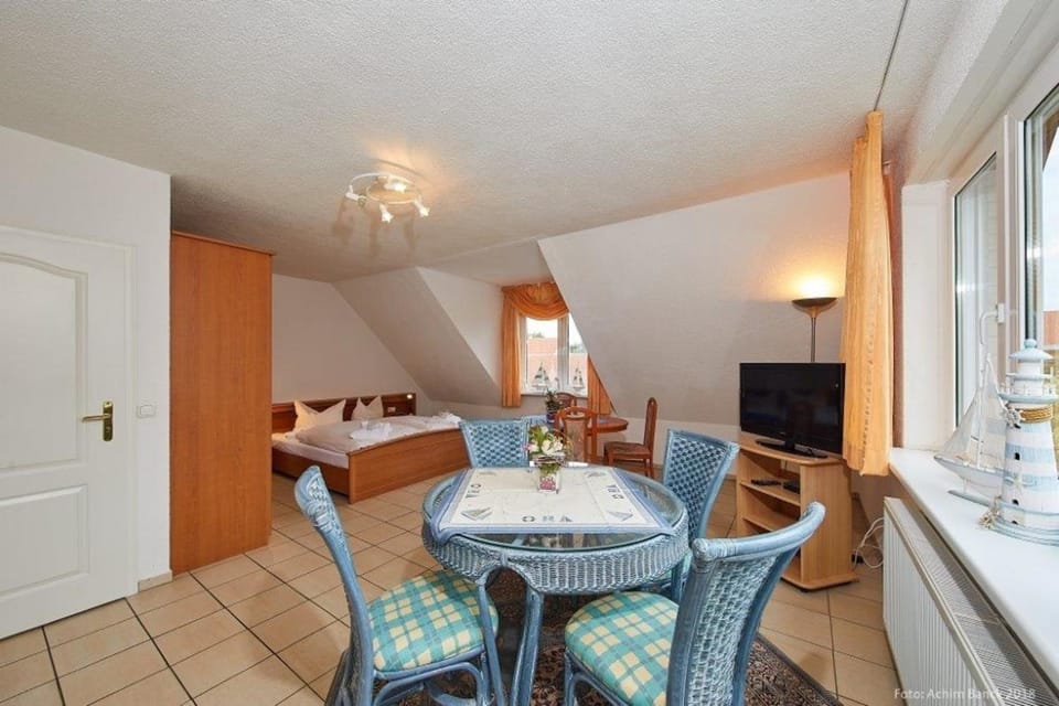 Doppelzimmer mit kleiner Pantryküche Gästehaus Unter den Linden Apartment in Schleswig-Holstein