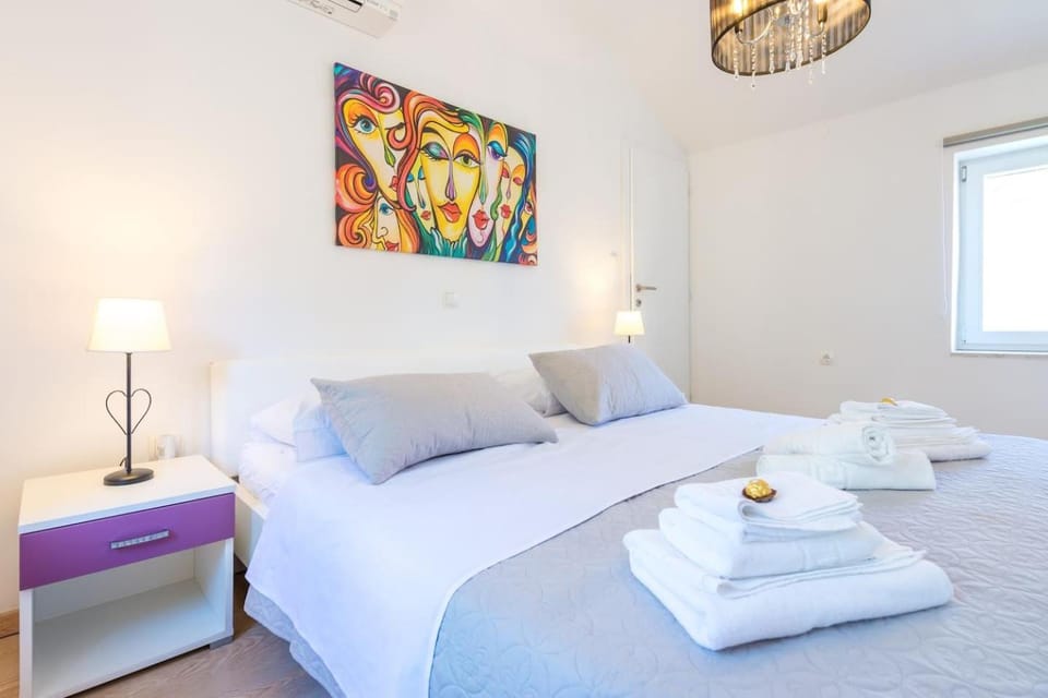 Bed, Bedroom, towels