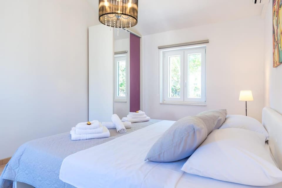 Bed, Bedroom, towels