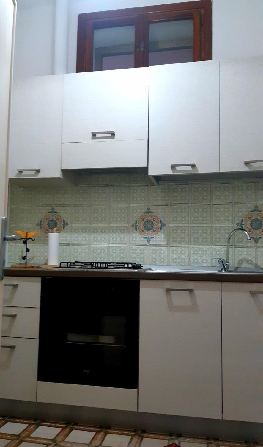 Coffee/tea facilities, Kitchen or kitchenette, stove