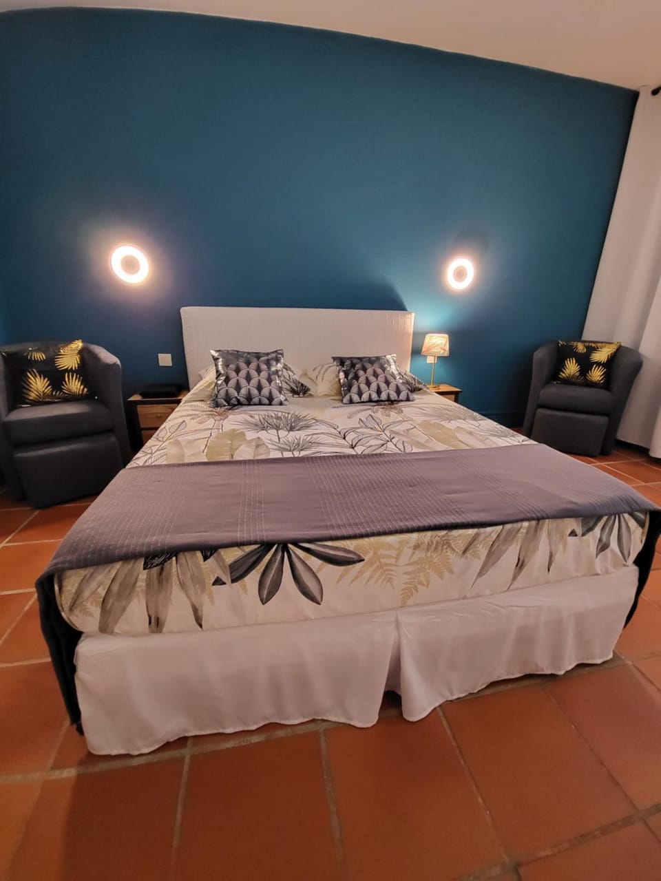 Bed, Photo of the whole room, Bedroom
