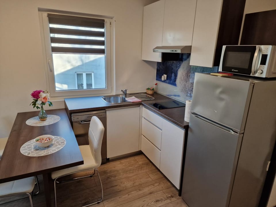 Kitchen or kitchenette, Dining area, dishwasher, pet friendly, stove