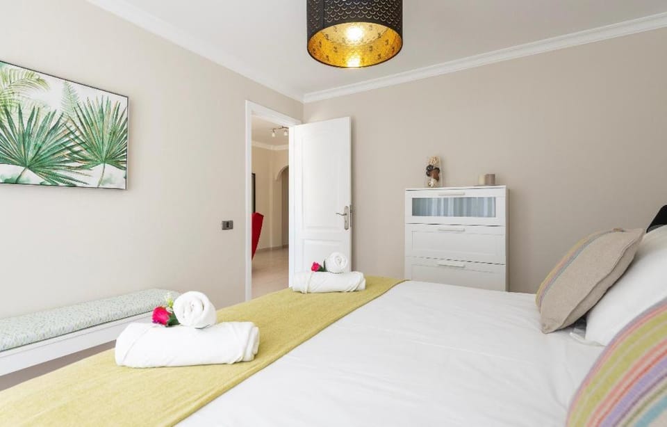 Bed, Other, Photo of the whole room, Decorative detail, Bedroom