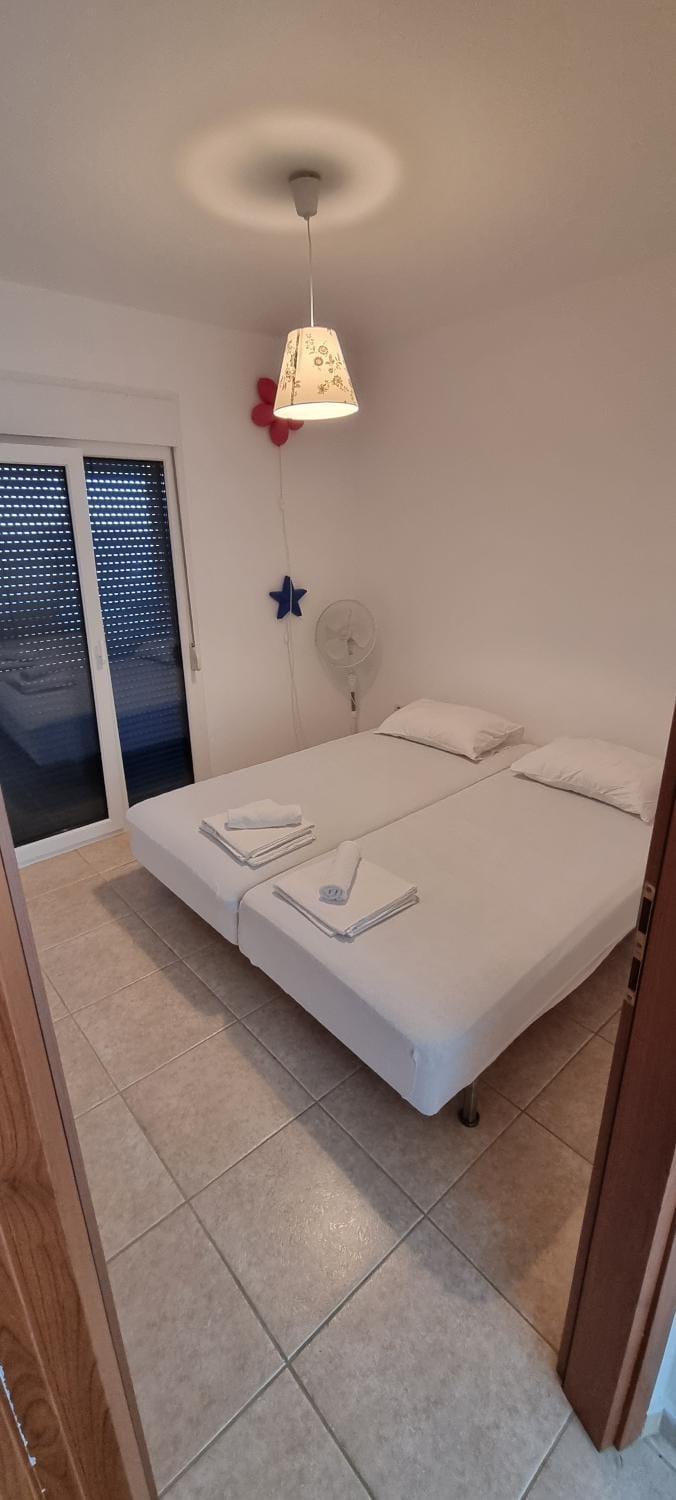 Photo of the whole room, Bedroom