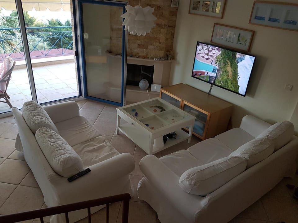 Communal lounge/ TV room, Living room