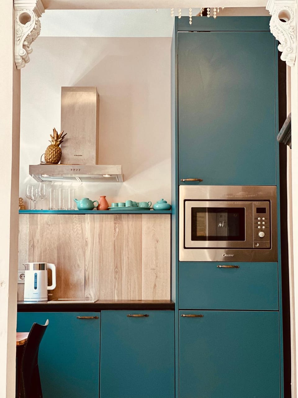 Coffee/tea facilities, Kitchen or kitchenette, stove