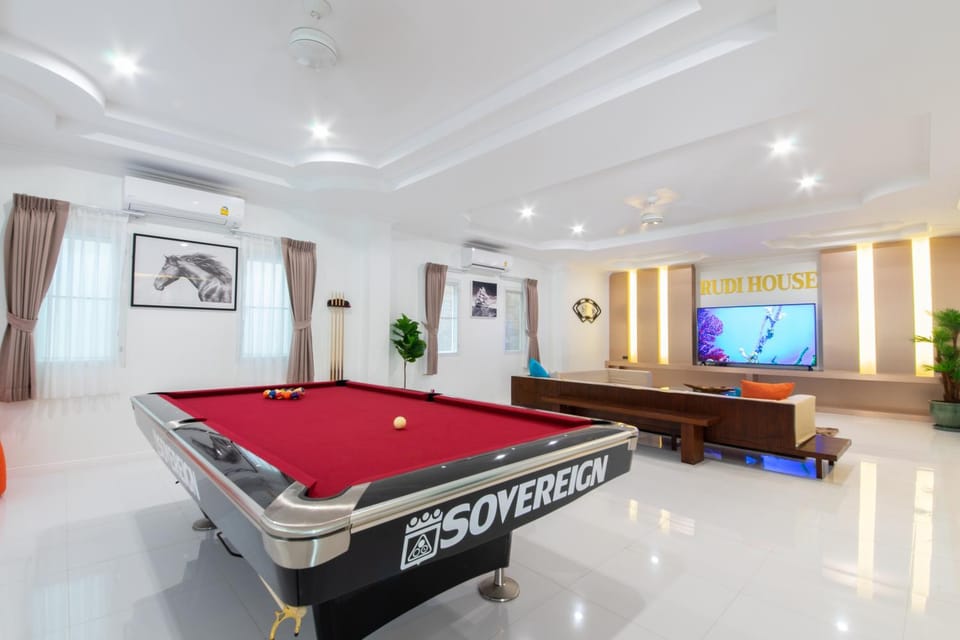 Communal lounge/ TV room, Billiard