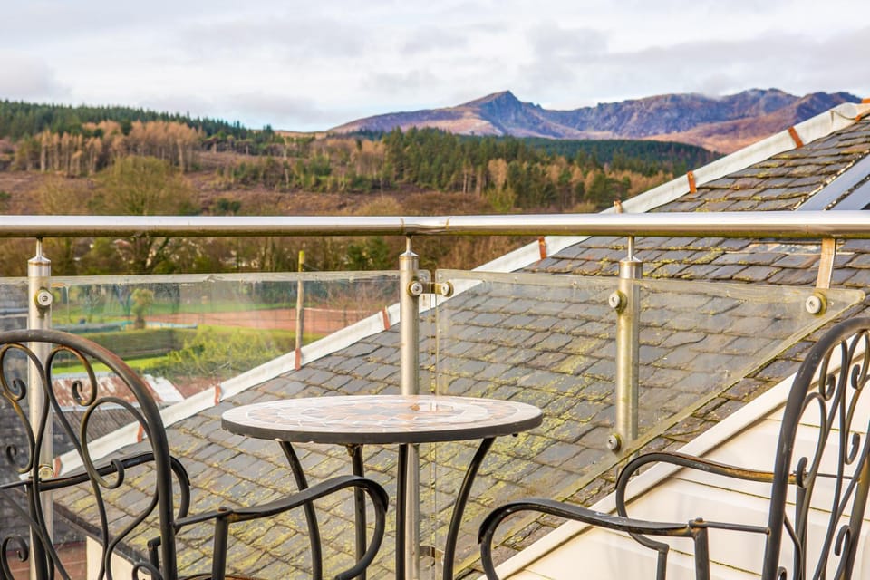 Natural landscape, View (from property/room), Balcony/Terrace, Dining area, Mountain view