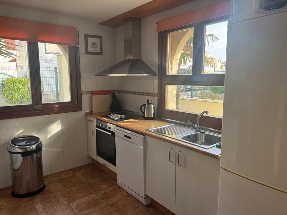 Coffee/tea facilities, dishwasher, stove, kitchen