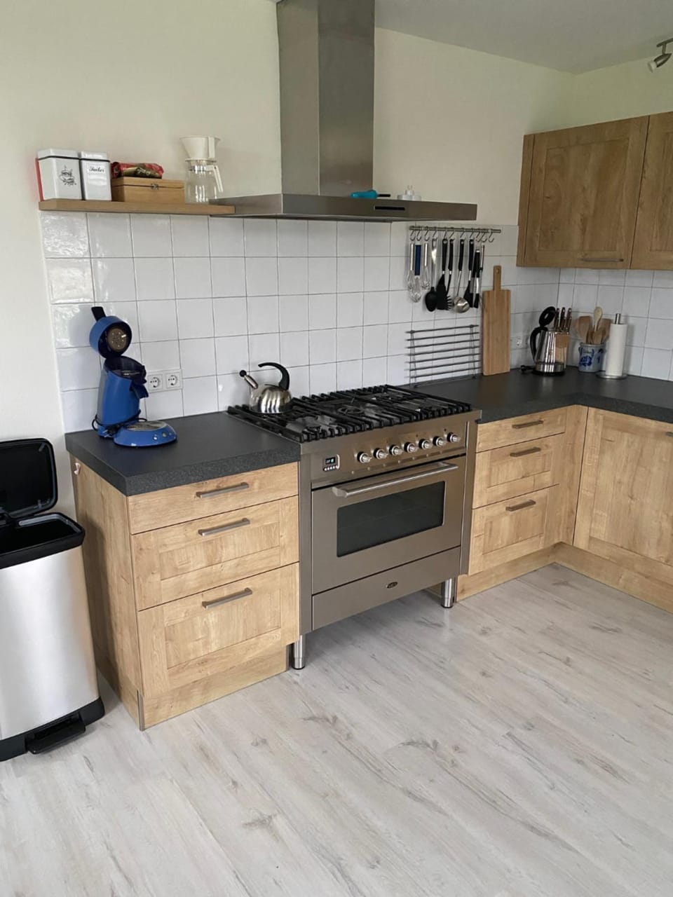 Coffee/tea facilities, Kitchen or kitchenette, dishwasher, stove, toaster