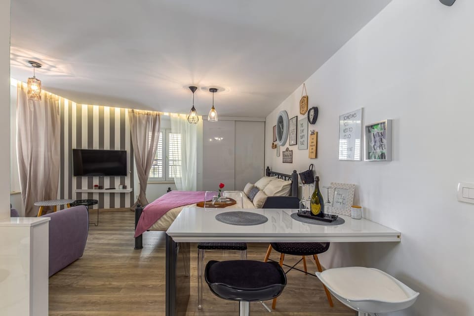 Bed, Dining area, Communal kitchen