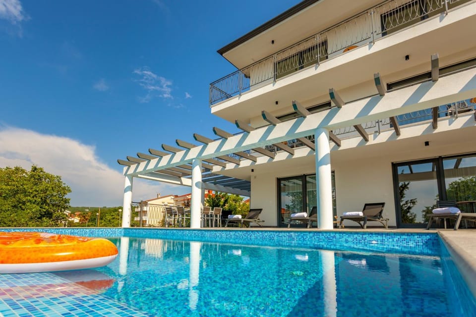 Property building, Pool view, Swimming pool, Swimming pool, sunbed