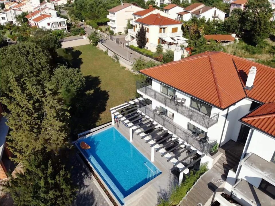 Property building, Bird's eye view, Pool view, Swimming pool