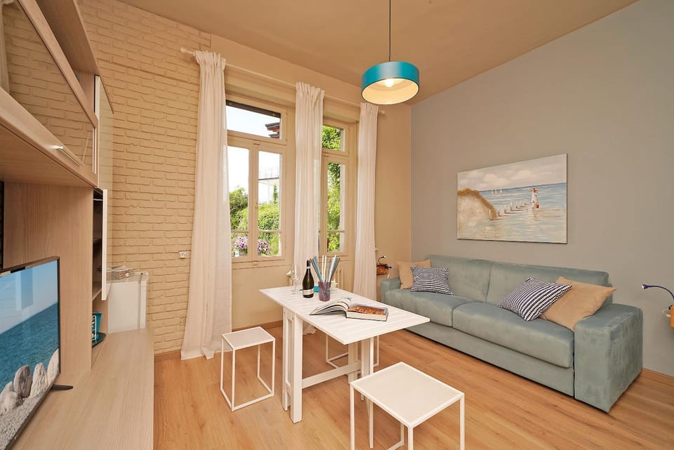 Living room, Photo of the whole room, Dining area