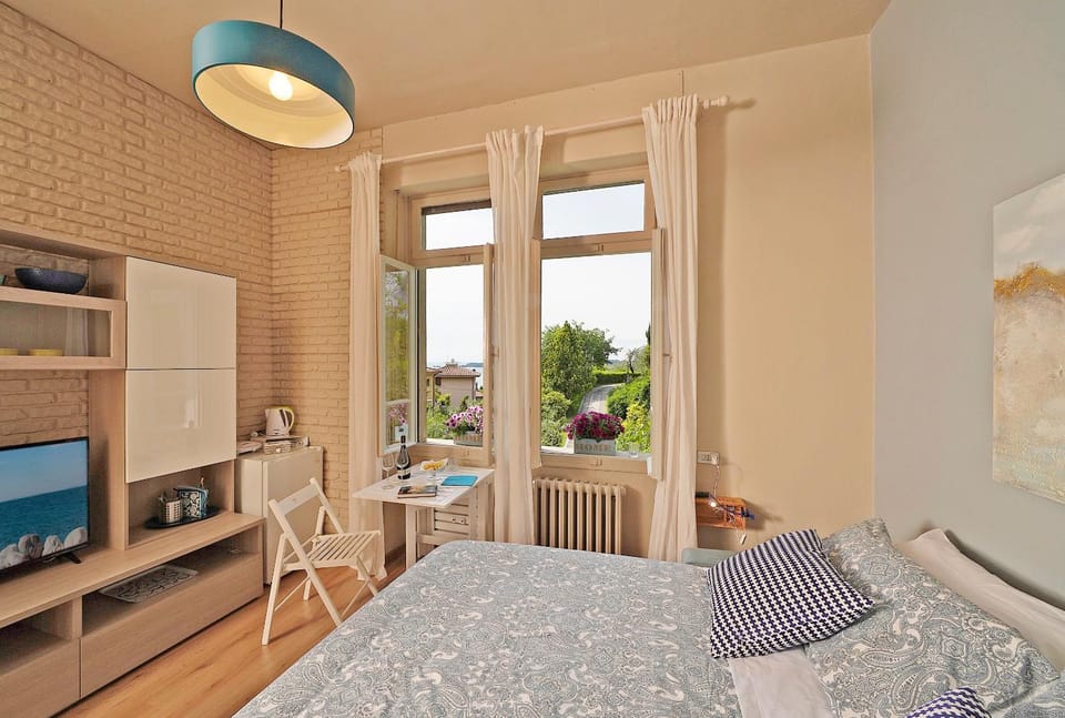 Bed, Photo of the whole room, Lake view