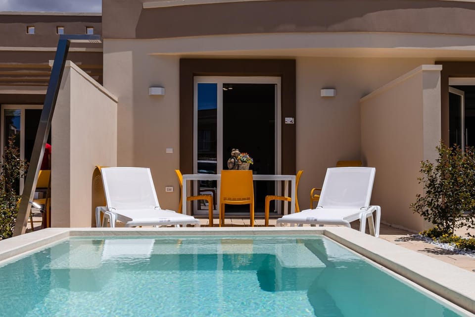 Patio, Hot Tub, Swimming pool